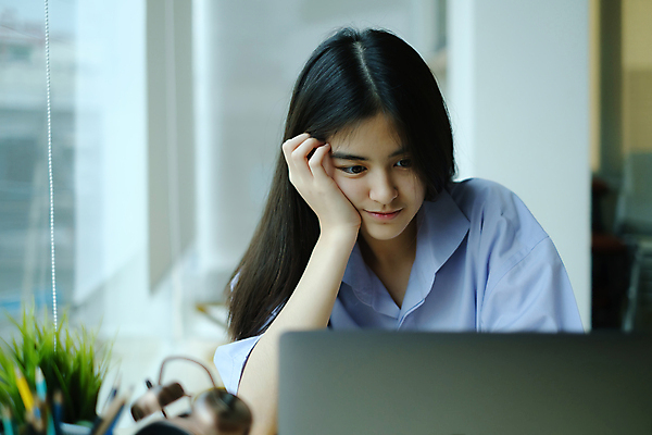 포토 JPG 해외이미지 학생 교육 어린이 과학 인터넷 교실 학교 성공 수업 거리 아이디어 실내 한명 노트북 학습 스터디 스크린 교사 공책 칠판 방 도서관 연결 강의 읽기 책상 분필 대학교 문학 멀리 온라인 최초 가정교사 온라인강의 초보 해외포토 직업 1 가구 컨셉 모션 문구용품 사람 내부 전자제품 초크 파일형식 언택트 이미지허브