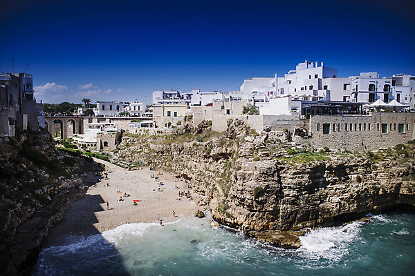 포토 JPG 해외이미지 주간 여자 남자 건축양식 풍경 여러명 성인 해변 야외 여름 마을 이탈리아 바위 성인만 해외포토 자연요소 계절 건축 유럽 바다 다수 사람 돌_바위 파일형식 이미지허브