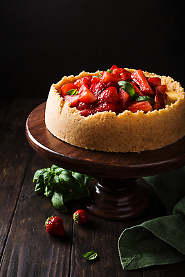 포토 JPG 해외이미지 딸기 검은배경 디저트 실내 사람없음 받침대 치즈케이크 나무탁자 해외포토 음식 백그라운드 과일 탁자 내부 케이크 검은색 파일형식 이미지허브