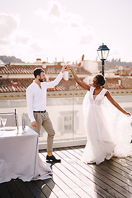 포토 JPG 해외이미지 전신 여자 남자 웨딩드레스 흑인 결혼식 사랑 정장 성인 야외 두명 앞모습 옆모습 손잡기 춤 국제결혼 신랑신부 성인만 웨딩촬영 해외포토 서양인 드레스 옷 감정 신부_웨딩 뷰포인트 신랑 결혼 모션 문화예술 사람 기념사진 파일형식 이미지허브