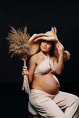 포토 JPG 해외이미지 응시 여자 꽃다발 포즈 검은배경 실내 한명 들기 상반신 성인 옆모습 임산부 임신 밀짚모자 성인여자한명만 해외포토 모자_잡화 1 시선 꽃 뷰포인트 백그라운드 모션 사람 내부 검은색 여자한명만 성인여자만 파일형식 이미지허브