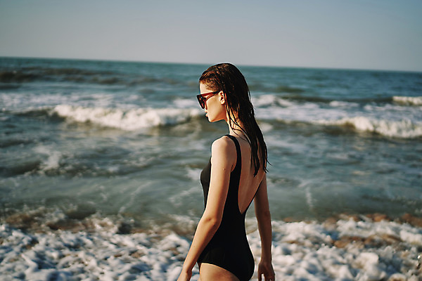 포토 JPG 해외이미지 주간 여자 수영복 여유 휴식 한명 서기 상반신 성인 해변 야외 옆모습 여름휴가 바캉스 선글라스 성인여자한명만 해외포토 자연요소 1 옷 감정 안경 바다 뷰포인트 컨셉 모션 휴가 사람 여자한명만 성인여자만 파일형식 여름_계절 이미지허브