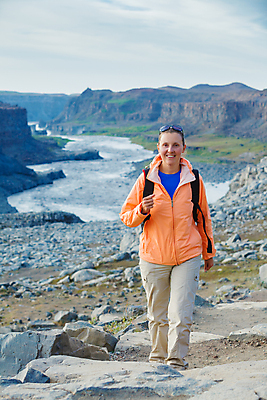 포토 JPG 해외이미지 구름 응시 여자 길 여행 포즈 자연 성공 산 거리 아이슬란드 한명 풍경 여름 파란색 강 재킷 폭포 하이킹 탐험 신선 저녁 빙하 오르기 먼지 암초 탐사 백패커 스칸디나비아 원정 하이커 해외포토 자연요소 1 시선 계절 유럽 컬러 컨셉 모션 레저 사람 외투 야간 생태계 파일형식 이미지허브
