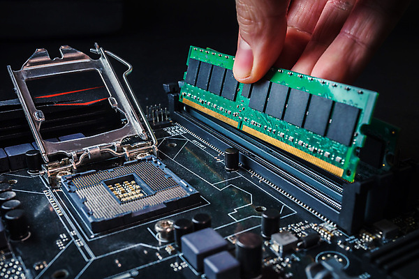 포토 JPG 해외이미지 손 산업 백그라운드 부분 사람없음 전자제품 컴퓨터 자료 힘 장비 과학기술 공구 업무 기술자 엔지니어 수리 서비스 순환 반도체 전자 고정 수납 공학 유지 조립 램 마더보드 설치 업그레이드 지원 프로세서 하드웨어 해외포토 직업 교육 모션 기술 신체부위 도구 작업 파일형식 이미지허브