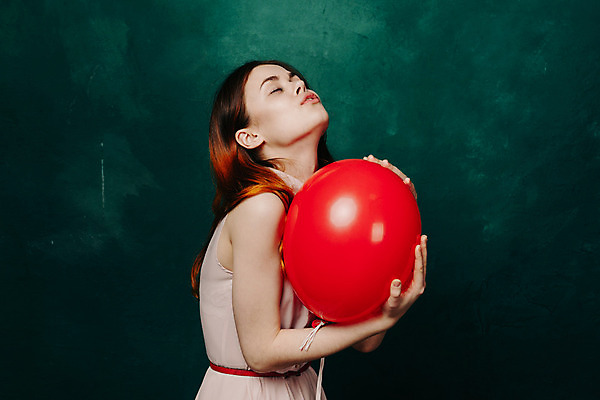 포토 JPG 해외이미지 백인 모델 1 라이프스타일 응시 드레스 옷 여자 백그라운드 컨셉 자연 하늘 휴가 새로움 실내 한명 미소 사람 인종 이벤트 성인 가로 뷰티 파티 유행 놀람 기쁨 축하 잡기 생일 긍정 슛 풍선 소셜 유일 해외포토 서양인 시선 기념일 감정 모션 표정 내부 생활 생태계 파일형식 이미지허브