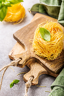 포토 JPG 해외이미지 전통 문화 음식 백그라운드 재료 건조 파스타 건강 스파게티 요리 사람없음 초록색 노란색 쌓기 주방 계란 식사 저녁식사 이탈리아 흰색 신선 면 둥지 자르기 밀 지중해 먹기 냅킨 날것 밀가루 레시피 바질 흙더미 점심식사 생식 채식주의자 핸드메이드 탈리아텔레 해외포토 유럽 바다 컬러 모션 곡류 서양음식 알 흙 가루 채식 파스타면 파일형식 더미 이미지허브