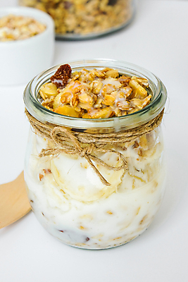 포토 JPG 해외이미지 실내 사람없음 아웃포커스 흰배경 요거트 그래놀라 그릭요거트 해외포토 음식 백그라운드 유제품 촬영기법 내부 흰색 파일형식 이미지허브