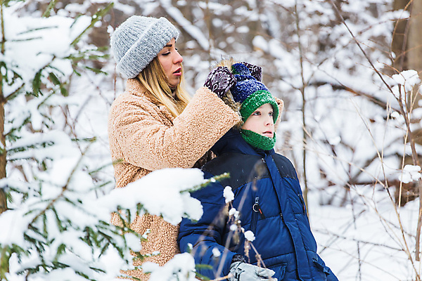 포토 JPG 해외이미지 주간 여자 남자 어린이 겨울 소년 상반신 성인 야외 두명 옆모습 아웃포커스 눈 잡기 겨울옷 해외포토 자연요소 옷 계절 뷰포인트 모션 날씨 촬영기법 사람 파일형식 이미지허브