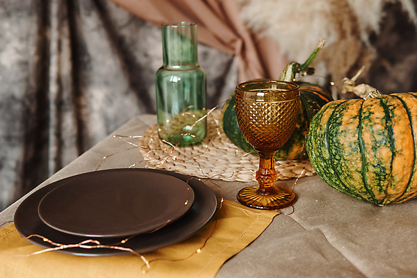 포토 JPG 해외이미지 디자인 탁자 호박 유리병 잔 실내 사람없음 장식 가을 복고 해외포토 식기 계절 가구 채소 병_용기 내부 파일형식 이미지허브