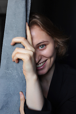 포토 JPG 해외이미지 백인 시선 여자 포즈 백그라운드 생각 짧은머리 실내 한명 사람 정장 유행 검은색 재킷 방 수확 우아함 배려 스타일 해외포토 서양인 1 헤어스타일 옷 컬러 컨셉 농업 내부 외투 파일형식 이미지허브