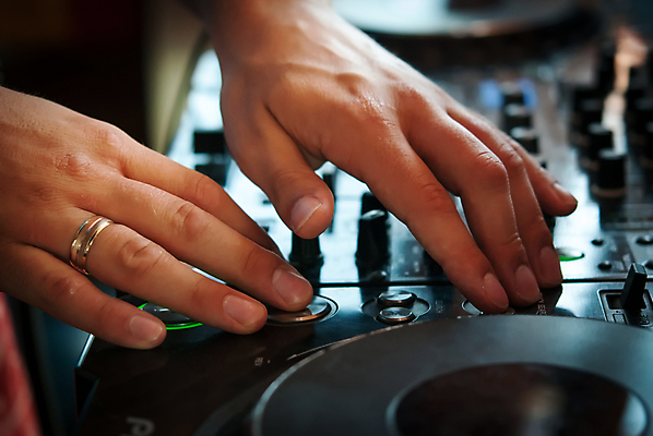 포토 JPG 해외이미지 직업 음악 놀이 버튼 성인 사람없음 전자제품 파티 디지털 검은색 어둠 소리 음악가 장비 볼륨 혼합 야간 갑판 믹서 DJ 책상 클럽 디스코 전자 오디오 스테레오 조절 위로 섞기 옛날 제어 해외포토 자연요소 컬러 가구 배_교통 문화예술 사람 이벤트 춤 파일형식 이미지허브