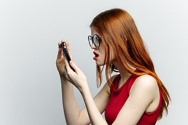 포토 JPG 해외이미지 백인 라이프스타일 응시 옷 행복 백그라운드 인터넷 비즈니스 통신 세포 대화 한명 사람 인종 성인 빨간색 스마트폰 뷰티 갈색 우주 믿음 흰색 잡기 업무 메시지 무선전화기 전화기 스마트 입술 고립 해외포토 서양인 1 시선 감정 컬러 컨셉 모션 말하기 생활 신체부위 핸드폰 스마트기기 작업 파일형식 이미지허브