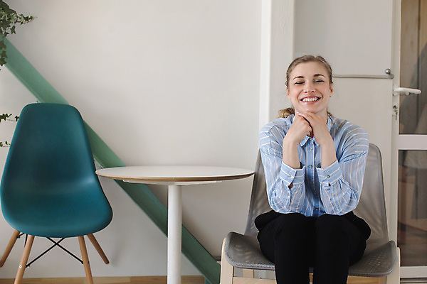 포토 JPG 해외이미지 직업 여자 행복 의자 회사 비즈니스 사업가 주택 직장 실내 한명 미소 앉기 가로 농작물 사무실 기쁨 흰색 업무 비즈니스우먼 자신감 디자이너 책상 예술가 경영 스타일 카피스페이스 해외포토 1 감정 컬러 가구 농업 모션 표정 사람 내부 건물 공백 작업 직장인 파일형식 이미지허브