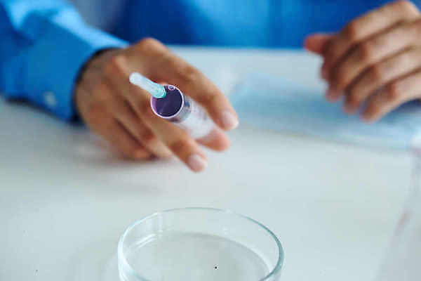 포토 JPG 해외이미지 백인 남자 얼굴 과학 2 고글 병원 실험 가면 안전 사람 인종 성인 사람없음 약 장비 의사 코트 기술자 실험실 중앙 생명공학 연구원 과학자 플라스크 분석 생물학 발견 화학물질 화학자 살균 해외포토 서양인 직업 교육 컨셉 의학 실험기구 신체부위 외투 의료진 화학 학자 파일형식 이미지허브