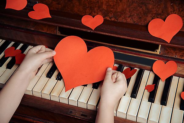 포토 JPG 해외이미지 손 종이 연주 실내 신체부위 하트 피아노건반 페이퍼아트 피아니스트 해외포토 모양 음악 사람 내부 연주자 건반 피아노 파일형식 이미지허브