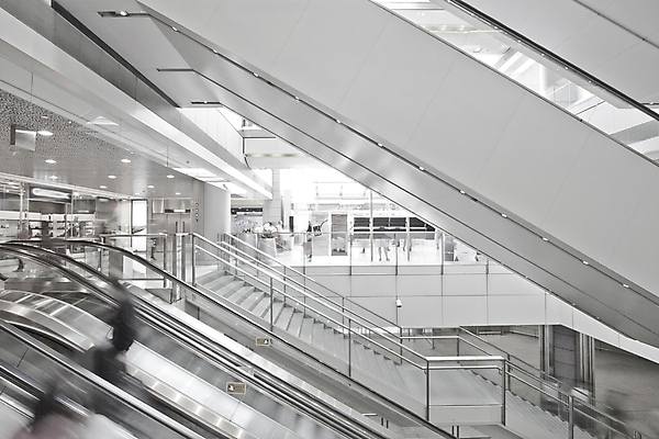 포토 JPG 해외이미지 디자인 옷 남자 비즈니스 건축양식 모션 유리 바닥 실내 사람 사람없음 내부 장식 금융 빛 쇼핑 반사 유행 판매 세일 걷기 상점 램프 도시 홀 복도 센터 시장 고급 우아함 구매 상품 소프트포커스 쇼핑몰 고객 타일 상업 장면 홍콩 소매 해외포토 건축 컨셉 재질 조명 촬영기법 경제 중국 공간 파일형식 이미지허브