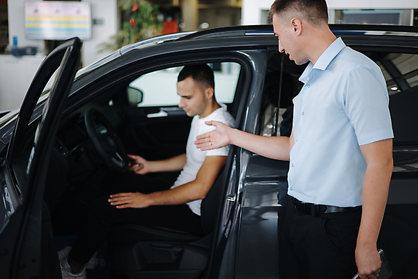 포토 JPG 해외이미지 백인 커플 응시 여자 남자 행복 산업 비즈니스 가족 교통시설 자동차 열쇠 새로움 실내 미소 사람 정장 성인 두명 판매 세일 상점 운전 자신감 구매 고객 서비스 무역 딜러 보여주기 소매 주인 판매원 보험 대여 자동 해외포토 서양인 직업 시선 옷 감정 육상교통 교통 컨셉 관계 모션 표정 내부 쇼핑 시설 파일형식 이미지허브