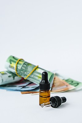 포토 JPG 해외이미지 유럽 종이 백그라운드 지폐 돈 비즈니스 건강 병원 사람없음 치료 금융 경제 약 건강관리 고통 장비 저축 의사 유로 긴급 재산 질병 약국 보험 월급 대출 돌봄 예방접종 위기 유럽연합 전염병 피펫 카피스페이스 비용 해외포토 감정 나라 의학 모션 실험기구 관리 공백 의료진 접종 파일형식 이미지허브