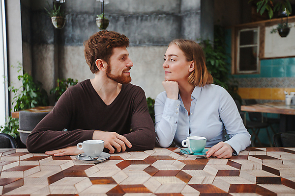 포토 JPG 해외이미지 라이프스타일 커플 여자 남자 행복 커피 음료 2 관계 탁자 함께함 실내 대화 사랑 미소 사람 앉기 두명 컵 가로 친구 상점 식당 카페 기쁨 낭만 날짜 유혹 해외포토 식기 감정 가구 컨셉 모션 표정 말하기 내부 생활 파일형식 이미지허브