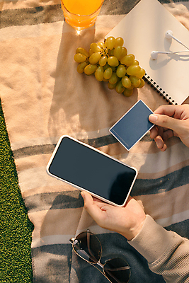 포토 JPG 해외이미지 주간 손 이어폰 그림자 들기 야외 신체부위 스마트폰 선글라스 소풍 신용카드 오렌지주스 돗자리 청포도 스프링노트 온라인쇼핑 모바일쇼핑 해외포토 자연요소 안경 음향기기 모션 포도 사람 금융 핸드폰 스마트기기 쇼핑 야외활동 공책 과일주스 온라인 파일형식 이미지허브