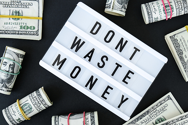 포토 JPG 해외이미지 지폐 검은배경 실내 사람없음 표어 절약 낭비 글귀 라이트박스 해외포토 백그라운드 컨셉 돈 내부 검은색 파일형식 이미지허브