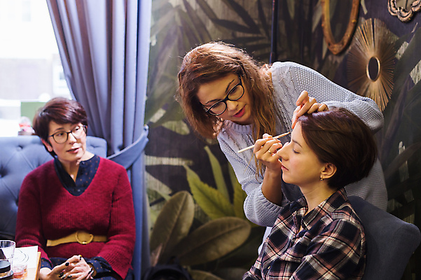 포토 JPG 해외이미지 여자 의자 상반신 성인 옆모습 세명 화장 잡기 눈썹 아이브로우 메이크업아티스트 성인여자만 안경낌 해외포토 직업 안경 얼굴 뷰포인트 가구 모션 사람 뷰티 화장품 여자만 성인만 파일형식 이미지허브