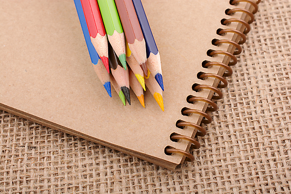 포토 JPG 해외이미지 손 디자인 교육 분홍색 백그라운드 컨셉 교실 학교 아이디어 미술 사람없음 목재 세로 컬러풀 사무실 연필 펜 노란색 공책 장비 흰색 공구 기록 잡기 그리기 끝 오브젝트 그림 날카로움 캔버스 고립 해외포토 나무 컬러 비즈니스 재료 모션 문화예술 문구용품 학용품 신체부위 필기구 도구 파일형식 이미지허브