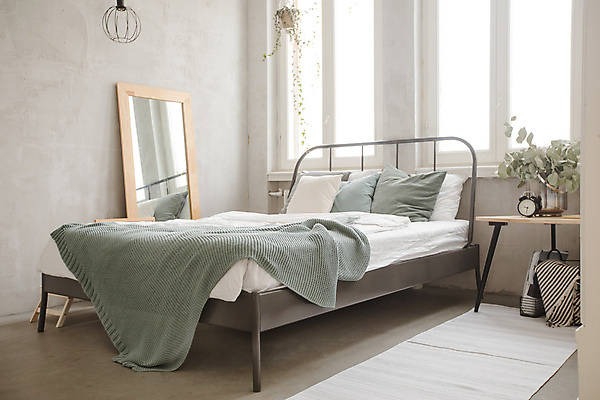 포토 JPG 해외이미지 식물 라이프스타일 디자인 시계 가구 창문 베개 탁자 아침 휴식 바닥 아파트 주택 실내 사람없음 내부 목재 장식 빛 침실 거울 방 흰색 침대 램프 고급 우아함 담요 공포 시트 스타일 카피스페이스 안락 해외포토 주간 나무 컬러 생활용품 컨셉 재료 침구 조명 건물 생활 공백 파일형식 이미지허브