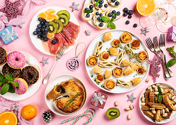 포토 JPG 해외이미지 접시 포크 과일 사람없음 장식 쿠키 도넛 달콤 플랫레이 분홍색배경 해외포토 식기 분홍색 백그라운드 디저트 플랫 맛 파일형식 이미지허브