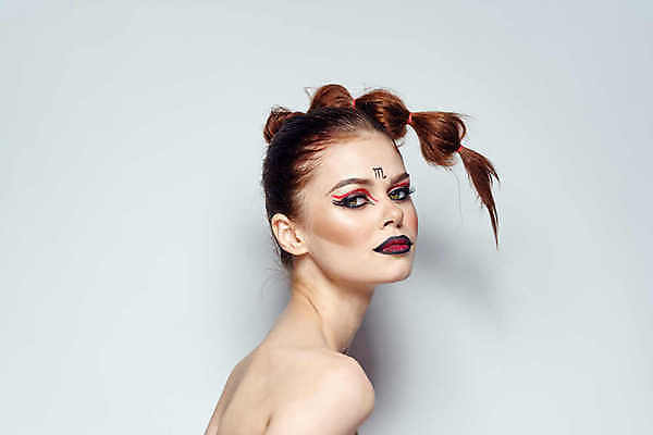 포토 JPG 해외이미지 백인 모델 1 헤어스타일 디자인 응시 여자 얼굴 포즈 백그라운드 신체 일러스트 미술 한명 성인 세로 뷰티 머리 유행 카메라 화장품 달력 화려 우아함 유혹 전갈 피부 입술 어깨 고립 스타일 유일 해외포토 서양인 시선 컨셉 절지류 문화예술 사람 신체부위 전자제품 파일형식 이미지허브