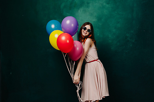 포토 JPG 해외이미지 응시 여자 한명 상반신 성인 옆모습 선글라스 잡기 풍선 성인여자한명만 초록배경 해외포토 1 시선 안경 뷰포인트 백그라운드 모션 사람 초록색 여자한명만 성인여자만 파일형식 이미지허브