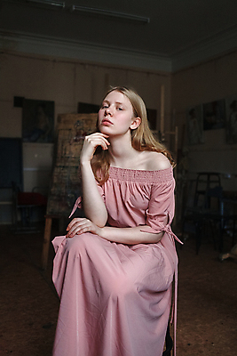 포토 JPG 해외이미지 백인 모델 헤어스타일 응시 드레스 여자 교육 얼굴 분홍색 백그라운드 생각 창조 미술 한명 사람 취미 금발 뷰티 유행 카메라 귀여움 페인트 신선 업무 화려 작업실 우아함 피부 그림 예술가 캔버스 화가 내추럴 배려 스타일 해외포토 서양인 직업 1 시선 옷 컬러 컨셉 문화예술 신체부위 전자제품 작업 파일형식 이미지허브