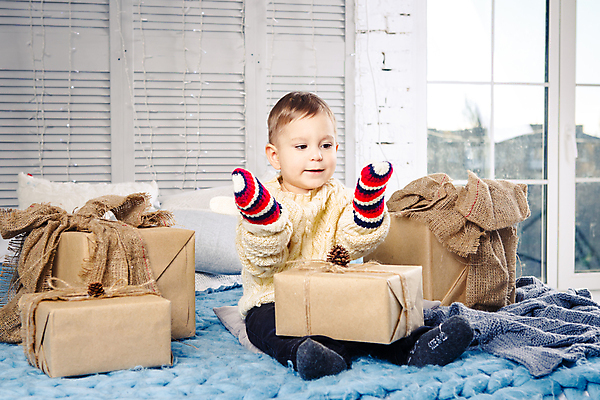 포토 JPG 해외이미지 백인 전통 계절 행복 어린이 장갑 컨셉 크리스마스 거실 패턴 창문 베개 휴가 새로움 새해 아파트 주택 관리 선물 미소 웃음 소년 야외 내부 두명 장식 빛 금발 태양 기쁨 침실 침대 축하 12월 스웨터 마법 안락 손모아장갑 해외포토 자연요소 서양인 헤어스타일 잡화 기념일 남자 감정 가구 상의 무늬 침구 표정 사람 건물 날짜 파일형식 이미지허브