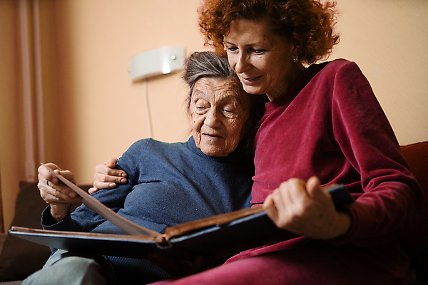 포토 JPG 해외이미지 커플 노년 딸 행복 할머니 여유 가족 포옹 주택 함께함 건강 미소 사람 앉기 두명 소파 기쁨 추위 환자 잡기 주름 앨범 주말 방문 지원 어머니의날 해외포토 여자 기념일 감정 컨셉 의자 의학 관계 안기 모션 표정 성인 건물 미국문화 파일형식 이미지허브