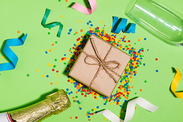 포토 JPG 해외이미지 기념일 리본 실내 사람없음 선물상자 하이앵글 축하 샴페인 샴페인잔 꽃가루 샴페인병 초록배경 해외포토 뷰포인트 백그라운드 컨셉 술잔 술병 주류 선물 이벤트 내부 초록색 상자 가루 파일형식 이미지허브