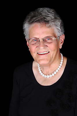 포토 JPG 해외이미지 백인 여자 한명 사람 성인 뷰티 유행 검은색 회색 화려 우아함 60대 보석 70대 옛날 스타일 세련 해외포토 서양인 1 노년 컬러 컨셉 광석 파일형식 이미지허브