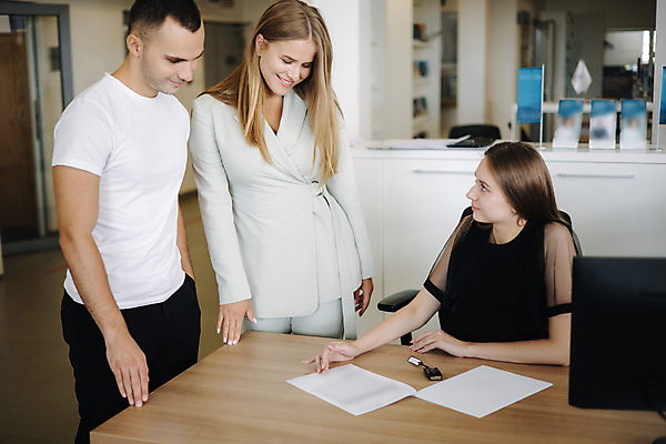 포토 JPG 해외이미지 백인 커플 응시 여자 남자 행복 산업 비즈니스 가족 교통시설 자동차 열쇠 새로움 실내 미소 사람 정장 성인 세명 판매 세일 상점 운전 자신감 구매 고객 서비스 무역 딜러 보여주기 소매 주인 판매원 보험 대여 자동 해외포토 서양인 직업 시선 옷 감정 육상교통 교통 컨셉 관계 모션 표정 내부 쇼핑 시설 파일형식 이미지허브