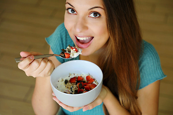 포토 JPG 해외이미지 모델 라이프스타일 여자 행복 음식 컨셉 다이어트 과일 딸기 아침 주택 실내 건강 씨앗 한명 미소 사람 내부 컵 숟가락 식사 우유 견과류 신선 잡기 사발 닫기 아침식사 시리얼 먹기 호두 비타민 요거트 그리스인 내추럴 돌봄 뮤즐리 귀리 해외포토 주간 서양인 식물 1 식기 감정 모션 유제품 곡류 수저 표정 건물 생활 사기그릇 영양소 파일형식 이미지허브