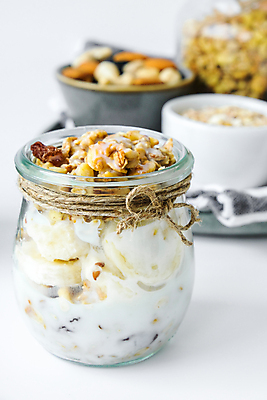 포토 JPG 해외이미지 실내 사람없음 아웃포커스 흰배경 요거트 그래놀라 그릭요거트 해외포토 음식 백그라운드 유제품 촬영기법 내부 흰색 파일형식 이미지허브