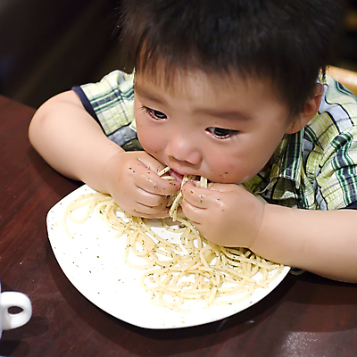 포토 JPG 해외이미지 손 아시아 어린이 음식 장난 쟁반 파스타 건강 한명 사람 앉기 동양인 소년 머리 식사 중국 자녀 아기 잡기 입 달콤 먹기 소중 연습 어깨 국수 월 천진난만 유일 해외포토 1 남자 나라 컨셉 모션 서양음식 인종 신체부위 면류 날짜 맛 파일형식 이미지허브