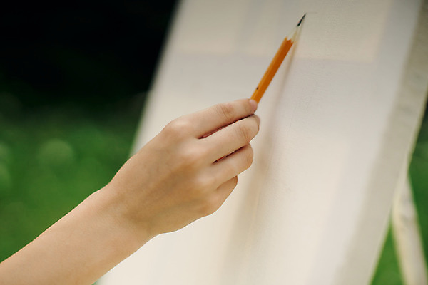 포토 JPG 해외이미지 주간 라이프스타일 손 자연 갈색머리 미술 상반신 취미 야외 신체부위 잡기 붓 그리기 숲 이젤 예술가 캔버스 화가 해외포토 자연요소 직업 헤어스타일 모션 문화예술 사람 생활 미술도구 생태계 파일형식 이미지허브