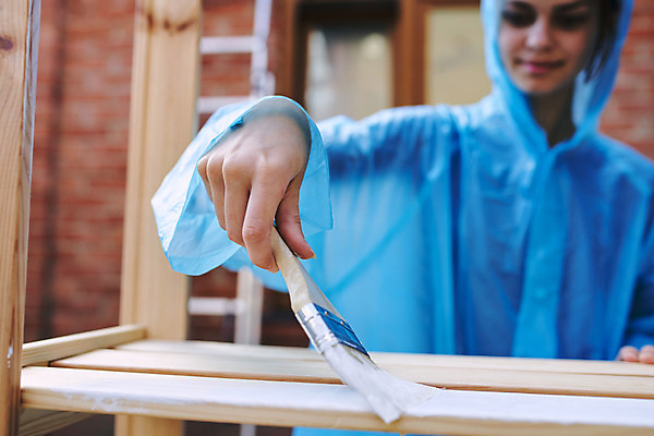 포토 JPG 해외이미지 여자 한명 들기 상반신 성인 목재 앞모습 페인트칠 소프트포커스 바르기 페인트붓 목공예 목재가구 셀프 성인여자한명만 셀프인테리어 해외포토 나무 1 뷰포인트 가구 재료 모션 페인팅 촬영기법 사람 인테리어 붓 공예 여자한명만 성인여자만 파일형식 이미지허브