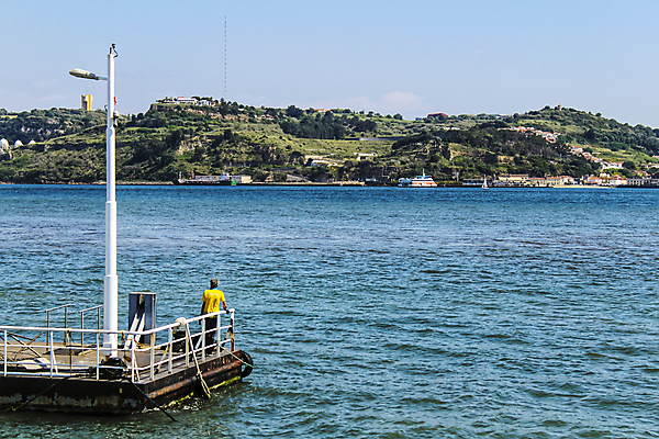 포토 JPG 해외이미지 라이프스타일 응시 여자 유럽 바다 여행 건축양식 하늘 휴식 서기 사람 사람없음 빨간색 물 파란색 강 금속 맑음 일몰 산책 기둥 도시 황금 4월 포르투갈 대서양 리스본 숭배 해외포토 자연요소 시선 건축 나라 컬러 컨셉 모션 재질 날씨 생활 노을 날짜 파일형식 이미지허브