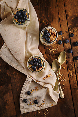 포토 JPG 해외이미지 유리병 실내 사람없음 숟가락 식탁보 블루베리 요거트 뮤즐리 그래놀라 나무배경 해외포토 음식 백그라운드 과일 병_용기 유제품 수저 내부 파일형식 이미지허브