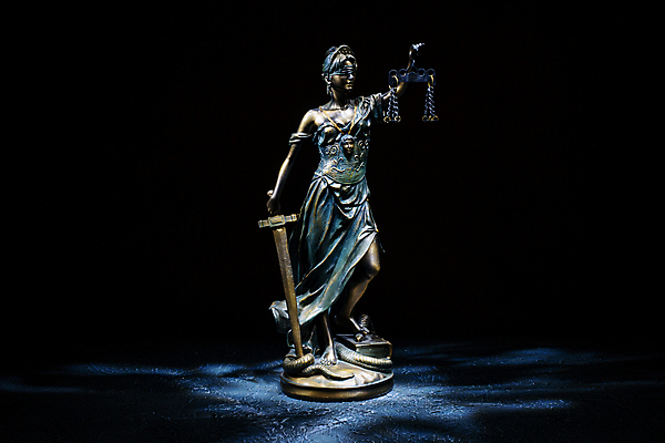 포토 JPG 해외이미지 검은배경 실내 사람없음 오브젝트 법 여신상 정의의여신상 해외포토 백그라운드 내부 조각상 검은색 파일형식 이미지허브