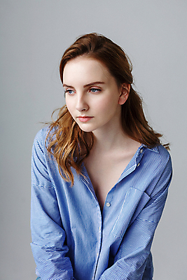 포토 JPG 해외이미지 백인 모델 긴머리 시선 여자 포즈 백그라운드 셔츠 생각 갈색머리 실내 한명 사람 파란색 뷰티 유행 줄무늬 회색 우아함 내추럴 배려 스타일링 얇은 스타일 해외포토 서양인 1 헤어스타일 컬러 컨셉 상의 무늬 내부 파일형식 이미지허브
