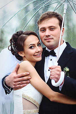 포토 JPG 해외이미지 응시 여자 남자 행복 웨딩드레스 결혼 우산 신혼부부 안기 면사포 들기 정장 상반신 성인 두명 옆모습 장식 기쁨 반지 비 성인만 해외포토 자연요소 부부 시선 드레스 옷 감정 뷰포인트 장신구 모션 날씨 사람 이벤트 신혼 결혼소품 파일형식 이미지허브