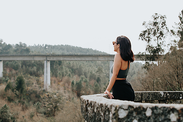 포토 JPG 해외이미지 주간 여자 여행 난간 휴식 한명 서기 상반신 성인 야외 옆모습 울타리 혼자 성인여자한명만 해외포토 자연요소 1 뷰포인트 컨셉 모션 사람 담장 여자한명만 성인여자만 파일형식 이미지허브