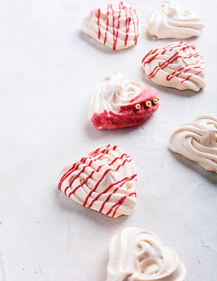 포토 JPG 해외이미지 서양음식 실내 사람없음 장식 쿠키 하트 달콤 흰배경 머랭 머랭쿠키 해외포토 모양 음식 백그라운드 디저트 내부 흰색 맛 파일형식 이미지허브