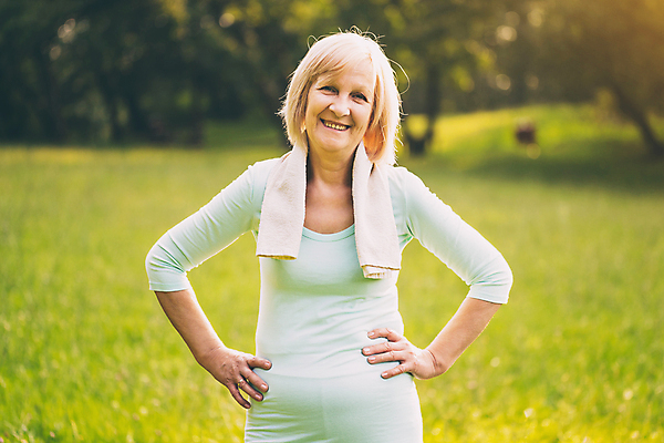 포토 JPG 해외이미지 백인 라이프스타일 공원 여자 노년 행복 스포츠 신체 자연 근육 휴식 건강 한명 미소 초원 성인 야외 가로 여름 운동복 수건 운동 맑음 스트레칭 봄 활발 기쁨 숲 은퇴 유연 연습 땀 해외포토 서양인 1 옷 계절 공공시설 감정 컨셉 날씨 표정 사람 생활 위생용품 생태계 파일형식 이미지허브